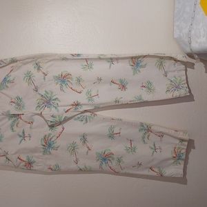 TOMMY HILFIGER clam digger pants. Size 6. Pre-owned good condition.